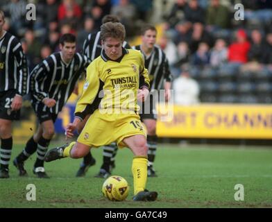 Port Vales Steven McPhee erzielt seinen Teams das zweite Tor Der Nachmittag von der Strafstelle gegen Notts County Stockfoto