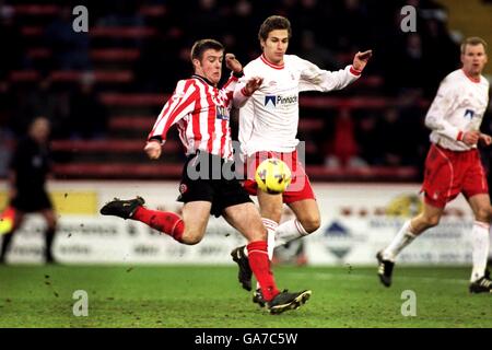 Michael Tonge von Sheffield United versucht sein Glück spät in der Spiel mit einem Schuss auf das Tor von Nottingham Forest beobachtet Gareth Williams Stockfoto