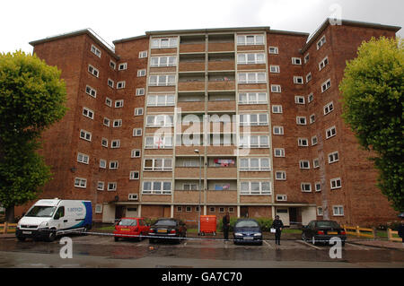 Eine Polizistin steht vor dem Law House in der Maybury Road, Barking, die die Polizei von Essex heute Morgen abgesperrt hat, nachdem sie ein zweijähriges Mädchen entdeckt hatte, das erstochen worden war, und eine Frau in den Zwanzigern, die an Stichverletzungen litt. Stockfoto