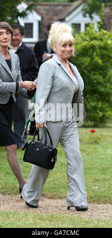 Barbara Windsor und June Brown kommen bei der Beerdigung von Mike Reid an, die in der Little Easton Parish Church in Essex stattfand. Stockfoto