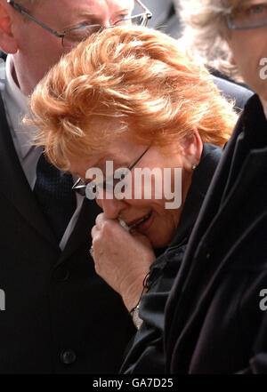 Mike Reids Witwe Shirley kommt zur Beerdigung ihres verstorbenen Mannes in der Little Easton Church in Essex. Stockfoto