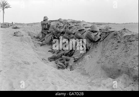 Italo-Türkischer Krieg. Italienische Truppen feuern aus den Schützengräben. Stockfoto