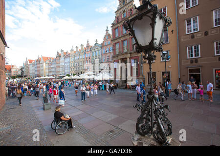 Lange Gasse oder in polnischen Ulica Długa ist eine Hauptstraße und Attraktion in der Altstadt von Danzig, Polen. Es ist von schönen Häusern gesäumt. Stockfoto