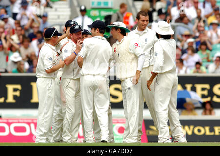 Cricket - npower Dritter Test - England gegen Indien - Tag vier - das britische Oval. Der englische Chris Tremlett feiert die Einnahme des indischen Dinesh Karthik Stockfoto