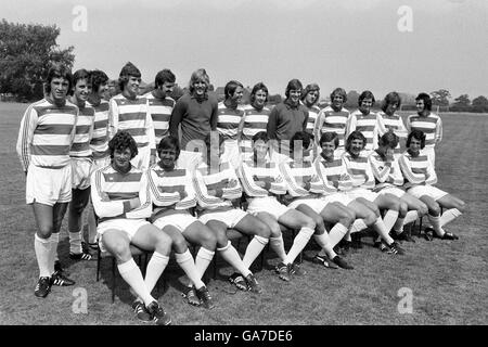 Mannschaftsgruppe der Queens Park Rangers: (Hintere Reihe, l-r) Steve Jones, Tom Cunningham, Tony Tagg, Don Givens, Martyn Busby, Phil Parkes, David Webb, Keith Pritchett, Richard Teale, Ron Abbott, Mick Leach, Don Shanks, Stan Bowles, Gerry Francis; (Erste Reihe, l-r) Ian Gillard, Don Masson, John Beck, Danny Westwood, Frank McLintock, John Hollins, Don Rogers, Dave Thomas, Dave Clement Stockfoto