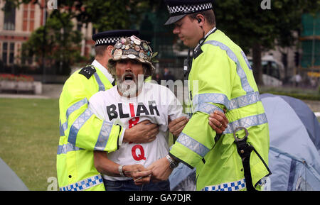 Friedensaktivisteur Brian Haw mit der Polizei, nachdem Briefe an Camper ausgegeben wurden, die sie aufforderten, den Parliament Square zu verlassen, nachdem behauptet wurde, sie hätten "die Marke überschritten". Stockfoto