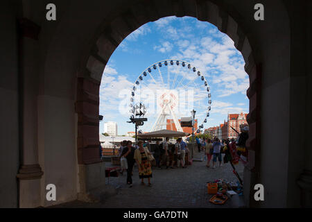 Das Riesenrad gesehen durch Green Gate befindet sich am Ende des Market Lane und einem beliebten touristischen Ort, Danzig, Polen Stockfoto