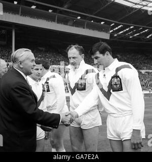 Premierminister Harold Wilson (l.) trifft das Team von St. Helens vor dem Anpfiff. (l-r) Kapitän Alex Murphy, Ray French und John Warlow Stockfoto