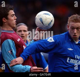 Der Kampf von West Ham United gegen Michael Carrick und Chelsea gegen Mikael Forssell Für den Ball Stockfoto