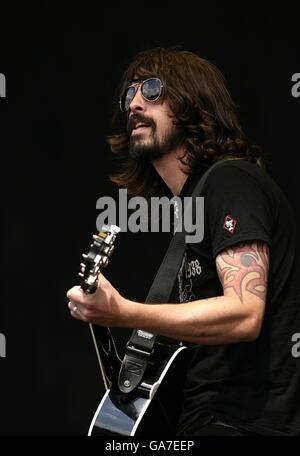 Dave Grohl von den Foo Fighters spielt einen geheimen Gig beim V Festival im Hylands Park in Chelmsford, Essex. Stockfoto