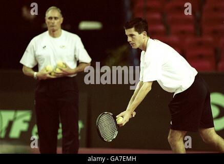 Tennis- Davis Cup World Group Round One - Großbritannien gegen Schweden - Birmingham Indoor Arena. Der britische Tim Henman bereitet sich auf das Davis-Cup-Spiel gegen Schweden vor, das vom Team Captain Roger Taylor verfolgt wird Stockfoto