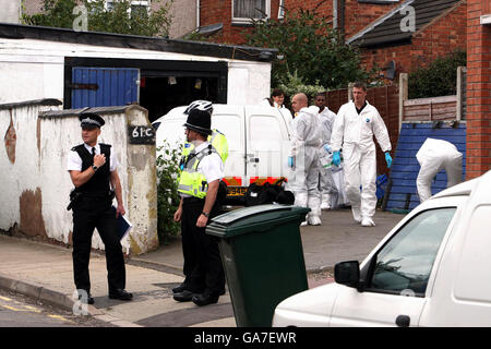 Die Polizei von Warwickshire durchsucht nach Verhaftungen im Fall des Mordes an Hells Angel Gerry Tobin Räumlichkeiten in Warwick St. Coventry. Stockfoto