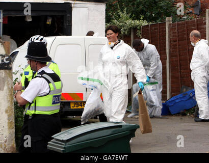 Die Polizei von Warwickshire durchsucht nach Verhaftungen im Fall des Mordes an Hells Angel Gerry Tobin Räumlichkeiten in Warwick St. Coventry. Stockfoto