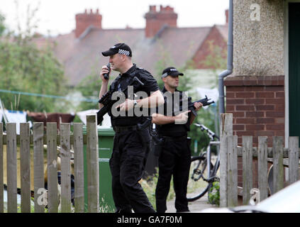 Die Warwickshire Police bewacht ein Haus in Vernon's Lane, Nuneaton, nach Verhaftungen im Fall des Mordes an Hells Angel Gerry Tobin. Stockfoto