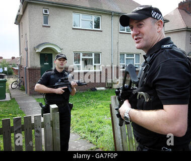 Die Warwickshire Police bewacht ein Haus in Vernon's Lane, Nuneaton, nach Verhaftungen im Fall des Mordes an Hells Angel Gerry Tobin. Stockfoto