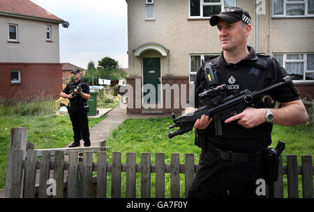 Die Warwickshire Police bewacht ein Haus in Vernon's Lane, Nuneaton, nach Verhaftungen im Fall des Mordes an Hells Angel Gerry Tobin. Stockfoto