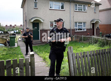 Die Warwickshire Police bewacht ein Haus in Vernon's Lane, Nuneaton, nach Verhaftungen im Fall des Mordes an Hells Angel Gerry Tobin. Stockfoto