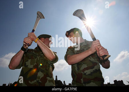 Zwei Mitglieder der irischen Streitkräfte Leutnant Andrew Shaughnessey (1. Kavallerieschwadron) aus Kilmallock, Limerick (links) setzt sich gegen den Privatmann Eoin Larkin (3. Infanteriebataillon Kilkenny) ein Von James Stephens Club Kilkenny in McKee Barracks, wo sie sich am ersten Sonntag im September im Croke Park im All Ireland Hurling Final gegenüberstehen. Stockfoto