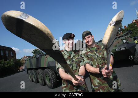 Zwei Mitglieder der irischen Streitkräfte Leutnant Andrew Shaughnessey (1. Kavallerieschwadron) aus Kilmallock, Limerick (links) setzt sich gegen den Privatmann Eoin Larkin (3. Infanteriebataillon Kilkenny) ein Von James Stephens Club Kilkenny in McKee Barracks, wo sie sich am ersten Sonntag im September im Croke Park im All Ireland Hurling Final gegenüberstehen. Stockfoto