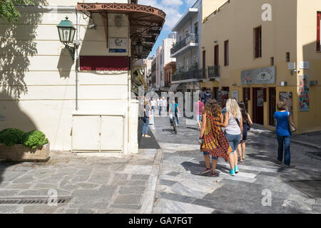 Athen, Griechenland 13. September 2015. Athen-Plaka Straße an einem schönen sonnigen Tag mit Touristen einkaufen. Stockfoto