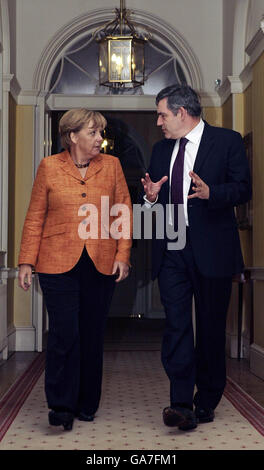 Der britische Premierminister Gordon Brown und die deutsche Bundeskanzlerin Angela Merkel in der Downing Street 10 im Zentrum von London. Stockfoto