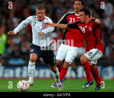 Der englische David Beckham (links) und der deutsche Piotr Trochowski kämpfen um Der Ball Stockfoto