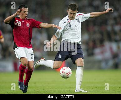 Fußball - International freundlich - England gegen Deutschland - Wembley Stadium. Michael Carrick, England, und Piotr Trochowski, Deutschland, kämpfen um den Ball Stockfoto