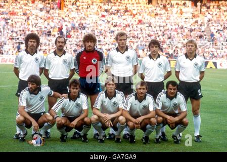 Westdeutsche Teamgruppe: (Hintere Reihe, l-r) Paul Breitner, Uli Stielike, Harald Schumacher, Hans-Peter Briegel, Karl Heinz Forster, Bernd Forster; (vordere Reihe, l-r) Manfred Kaltz, Pierre Littbarksi, Klaus Fischer, Wolfgang Dremmler, Felix Magath Stockfoto