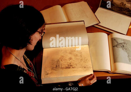 Felicity Myrone, Curator of Topography an der British Library, studiert heute Nachmittag eine „verlorene“ Skizze von John Constable (1776-1837) in der Londoner Bibliothek. ... „Lost“ Constable Sketch taucht in der British Library auf ... 23-08-2007 ... LONDON ... GROSSBRITANNIEN ... Stockfoto