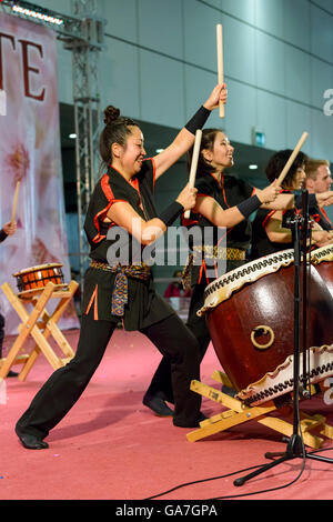 auf der Messe Festival des Ostens in Bologna, das Schauspiel der Masa Daiko Gruppe, Spieler der alten japanischen Trommeln Stockfoto