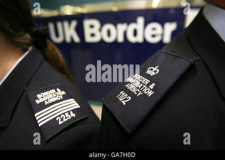 Immigrationsbeamte in brandneuen Uniformen bei der Grenzkontrolle von Gatwick abgebildet. Stockfoto