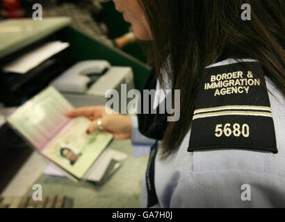 Ein Immigrationsbeamter, der bei der Grenzkontrolle von Gatwick eine brandneue Uniform trug, wurde abgebildet. Stockfoto
