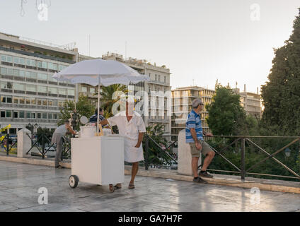 Athen, 18. September 2015. Portrait eines alten Eis Verkäufer bei Sintagma-Platz in Athen. Stockfoto