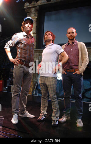 Von links nach rechts) Alfonso Sharlando, Irwin Sparkes und Martin Skarendahl von den Hoosiers nach einem Auftritt für Virgin Radio im Glass House in Thorpe Park, Surrey. Stockfoto