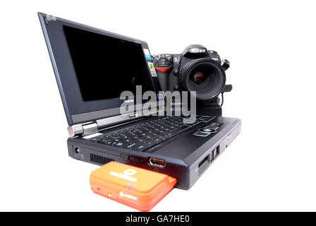 Ein Toshiba Libretto Laptop mit Nikon D200 digitaler Spiegelreflexkamera Stockfoto