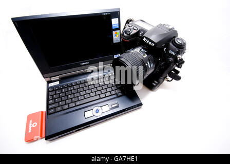 Ein Toshiba Libretto Laptop mit Nikon D200 digitaler Spiegelreflexkamera Stockfoto