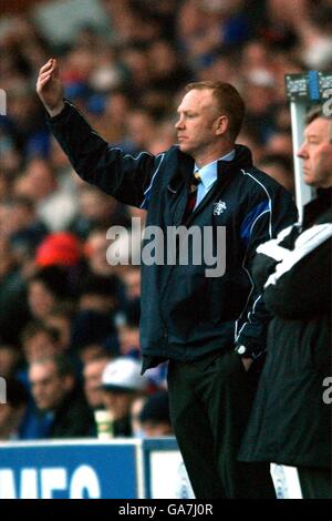 Scottish Soccer - Bank of Scotland Premier League - Rangers gegen Dundee. Alex McLeish, der Manager der Rangers, zeigt seinen Spielern seine Gesten Stockfoto