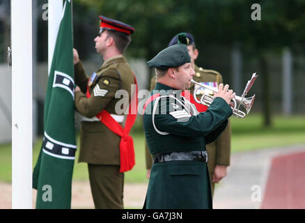 EIGENSTÄNDIGES Foto. Die feierliche Absenkung der 39. Flagge findet während der Zeremonie statt, um die Auflösung der 39. Infanteriebrigade und die Reformation der 38. (Irischen) Brigade in der Thiepval Barracks in Lisburn, Grafschaft Antrim, zu markieren. Stockfoto