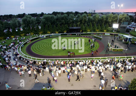 Allgemeiner Blick auf den Paradering während der irischen Nachtfeiern auf der Rennbahn Kempton Park. Stockfoto