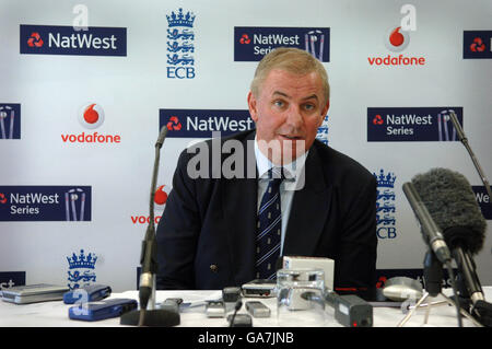 David Graveney, Vorsitzender der englischen Wahlmannschaft, spricht während einer Pressekonferenz im Brit Oval, Kennington, London. Stockfoto