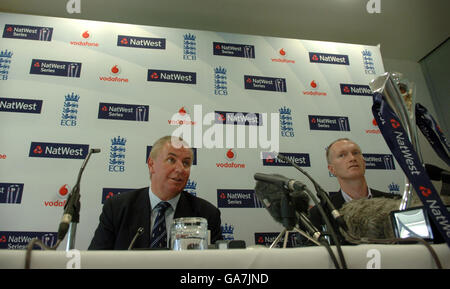 David Graveney (links), Vorsitzender der englischen Wahlauswahl, während einer Pressekonferenz im Brit Oval, Kennington, London. Stockfoto