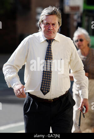 Der Marquis von Blandford, Charles James Spencer-Churchill, kommt am Oxford Crown Court an, wo er im Januar dieses Jahres eine Anklage wegen gefährlicher Fahrt auf der A4260 zwischen Banbury und Wootton, Oxon, zugab. Stockfoto