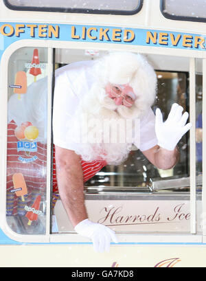 Santa eröffnet Harrods Christmas World - London. Der Weihnachtsmann kommt in einem Eiswagen aus den 1950er Jahren an, um Christmas World in Harrods, London, zu eröffnen. Stockfoto