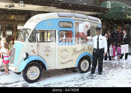 Santa eröffnet Harrods Christmas World - London. Der Weihnachtsmann kommt in einem Eiswagen aus den 1950er Jahren an, um Christmas World in Harrods, London, zu eröffnen. Stockfoto