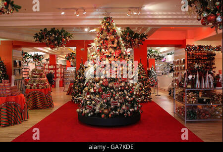 Santa eröffnet Harrods Christmas World - London. Ein Blick auf die Weihnachtswelt in Harrods, London. Stockfoto