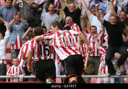 Fußball - Barclays Premier League - Sunderland gegen Tottenham Hotspur - Stadium of Light. Michael Chopra von Sunderland feiert das Tor mit seinem Teamkollegen Daryl Murphy Stockfoto