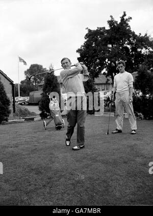 (L-R) Tottenham Hotspur's Danny Blanchflower schlägt ab, beobachtet von Watfords George Catleugh Stockfoto