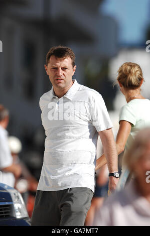 Kate und Gerry McCann kommen zur Sonntagsmesse in der Kirche Nossa Senhora da Luz im Algarve-Ferienort Praia da Luz an. Stockfoto