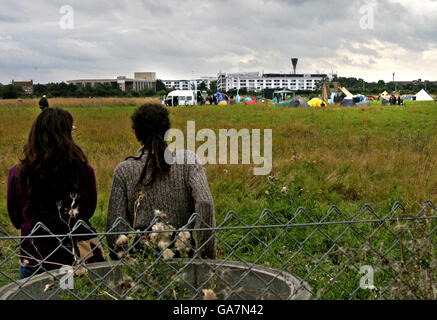 Demonstranten gegen eine dritte Start- und Landebahn am Flughafen Heathrow richten ein Protestlager an Land vor der Sipson Lane zwischen Sipson und Harrington ein. Stockfoto