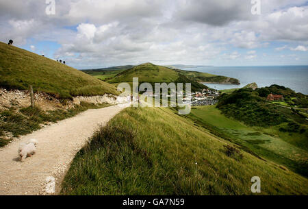 Allgemeiner Blick auf den Küstenweg, der von Lulworth Cove zur Durdle Door in West Lulworth, Dorset führt. Stockfoto